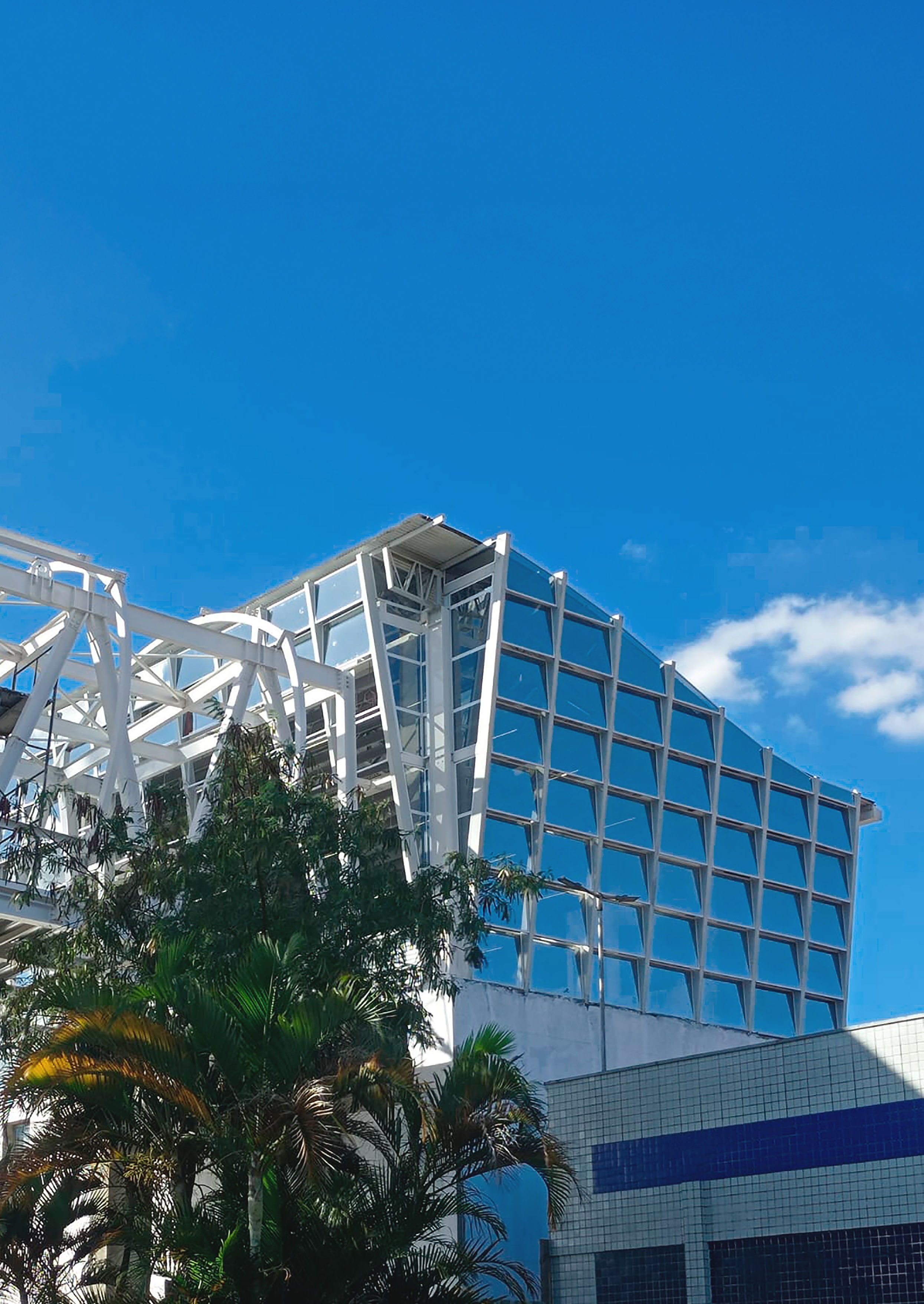 Fachada de edifício com grandes painéis de vidro azul