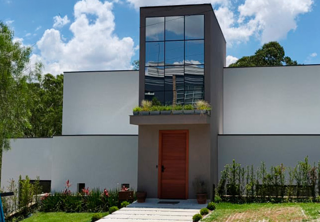 Residência com fachada envidraçada central